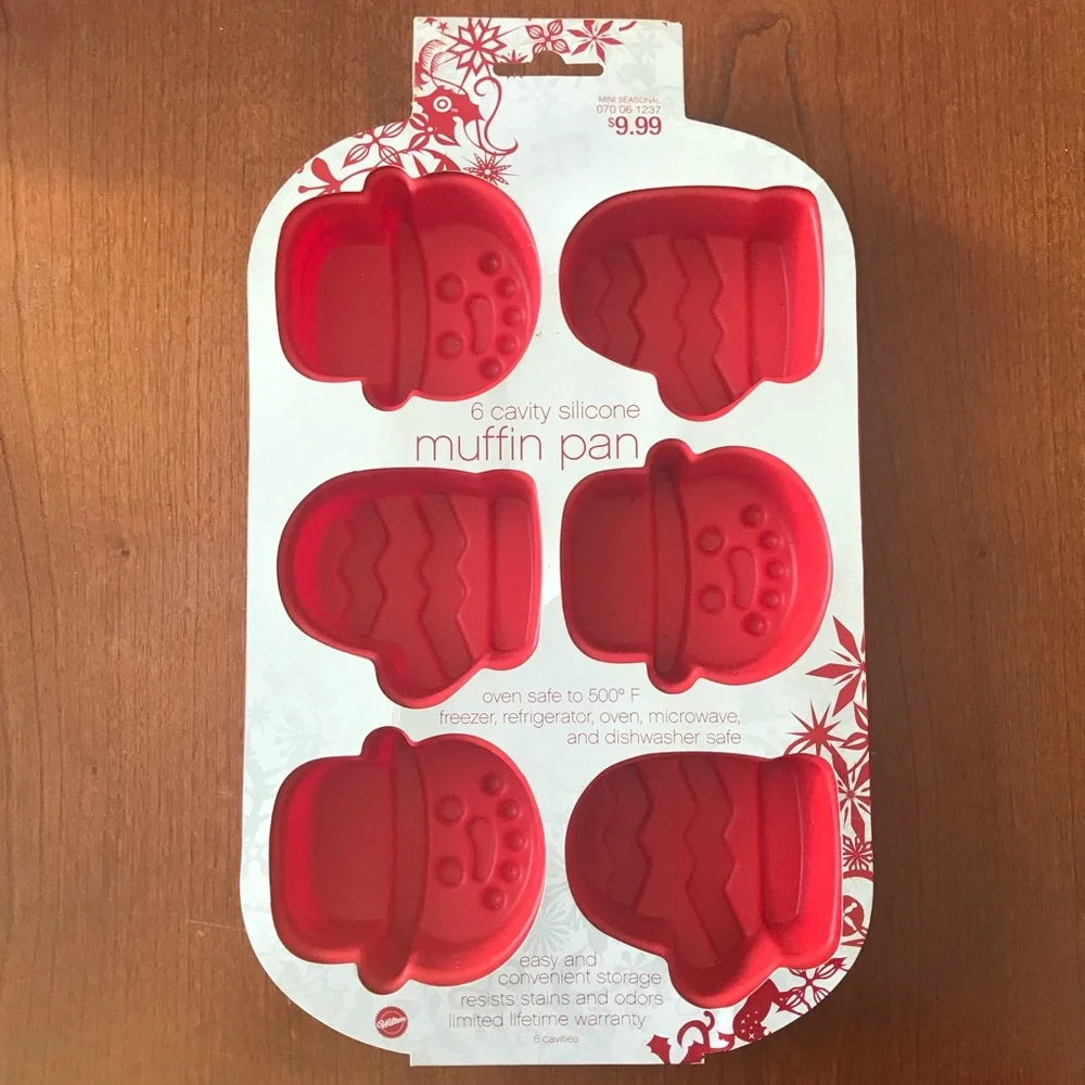 New WILTON 6 Cavity Silicone Muffin Pan Snowman Mitten Christmas Holidays Winter